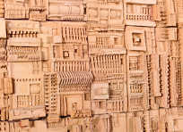 Decorazione parietale in terracotta a rilievo - 240x340 cm - Gorizia, Istituto Statale Tecnico Industriale "Galileo Galilei"