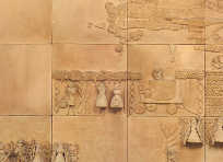 Ceramica a rilievo - 95x230 cm (pannello di formelle 33x33 cm ciascuna) - Ronchi dei Legionari, Filiale della Cassa di Risparmio del Friuli Venezia Giulia